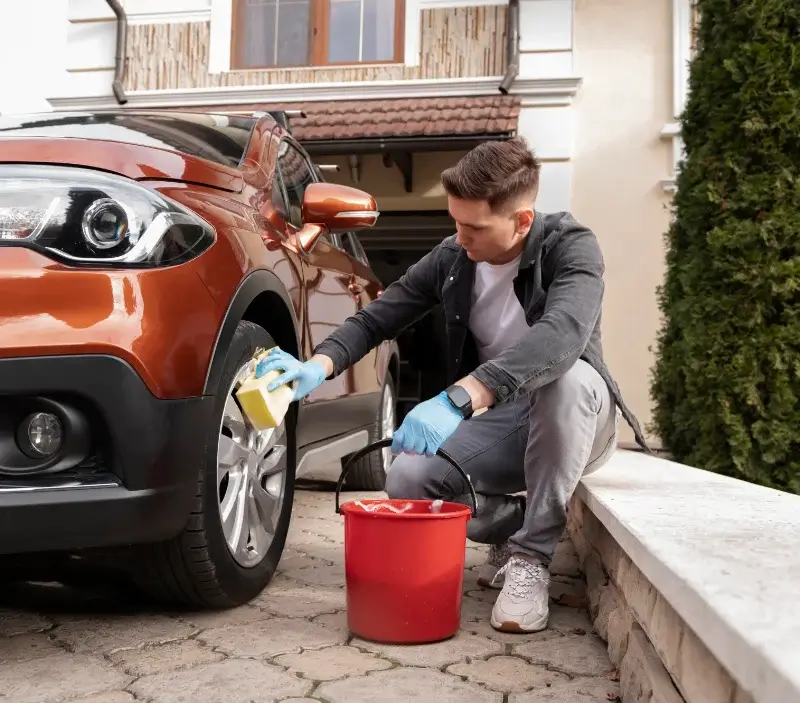 Lavage auto à domicile Gilette : professionnel intervenant sur un véhicule